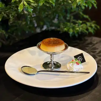 Pistachio sauce and rich pudding