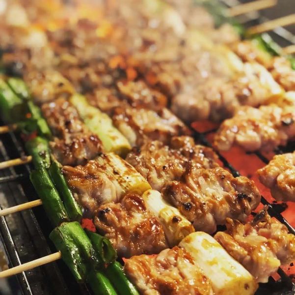 【看板メニュー】毎日一本一本丁寧に手打ち！国産若鶏を使用したジューシーな焼き鳥