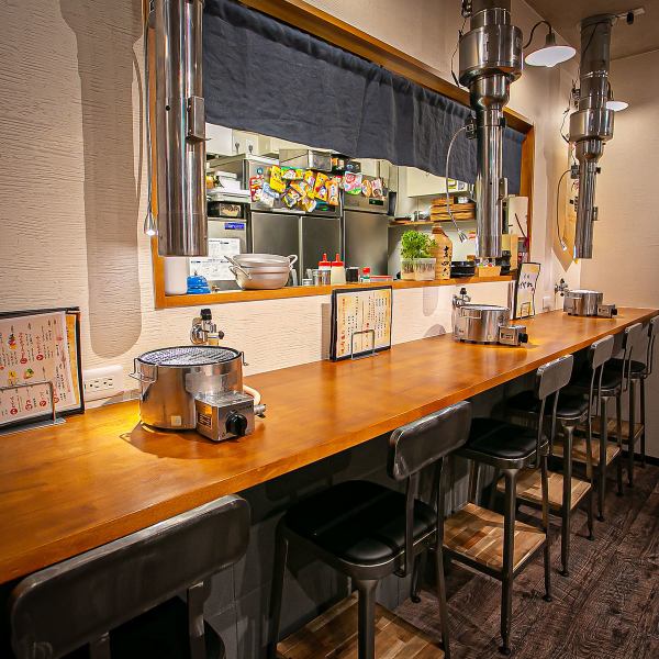 お一人様から使えるカウンター席もご用意しております。 お仕事帰りやディナーにふらっとお立ち寄りいただけます。もちろん、カップル様やお友達とのご利用もおススメです◎