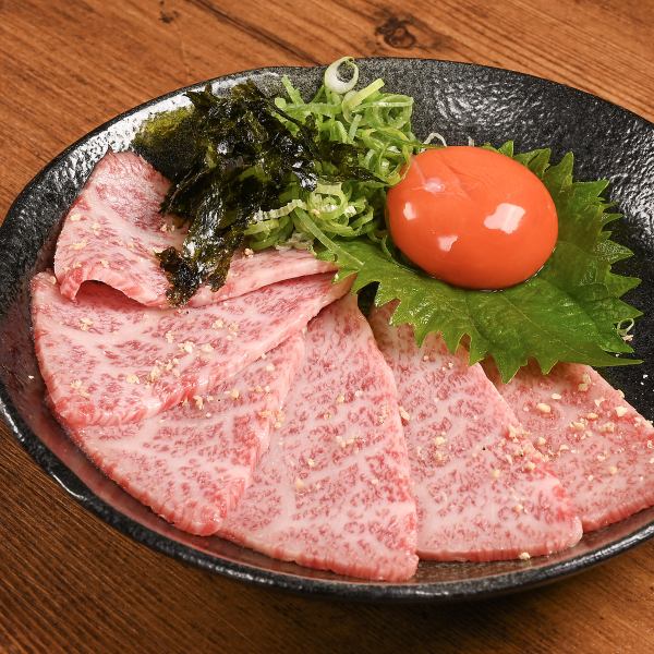 逸品メニューも多数！炙りユッケもおすすめ◎