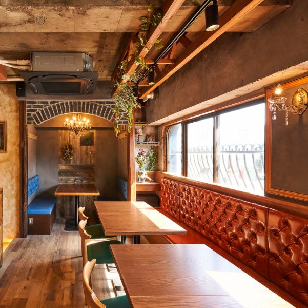【ソファー席】大人の隠れ家のような雰囲気を感じる店内です。壁側にソファー席を設置することにより過ごしやすい空間に。女子会やママ会にもおススメです。