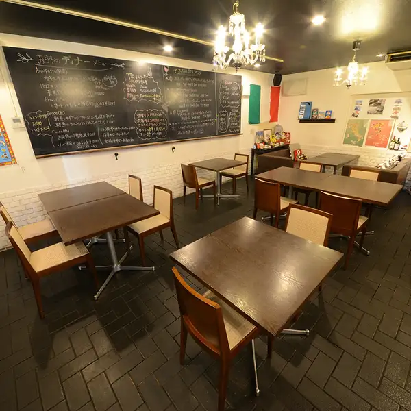 シャンデリアの明るい光が照らす店内は、居心地◎のくつろぎ空間。少人数でのお食事からパーティーまで幅広いシーンでご利用いただけます!