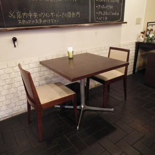 2人掛けテーブル席×2