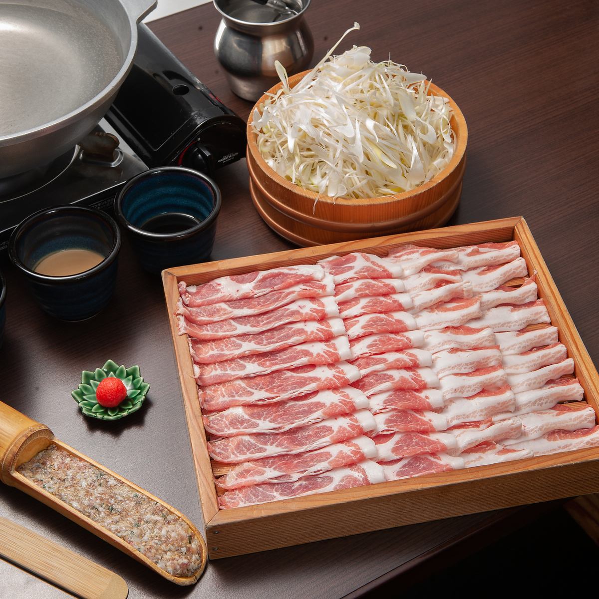 The shabu-shabu that is sliced and served on the spot at the same time as your order is exquisite.