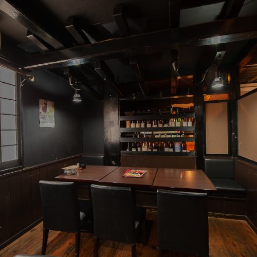 Table seating for casual use.We can accommodate 2 to 6 people per seat, and a maximum of 14 people per group.Perfect for a quick drink after work, a family meal, or a small party.