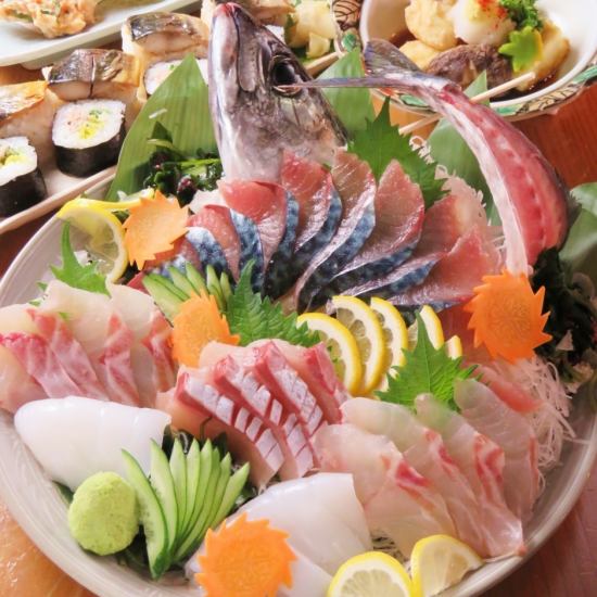 We also have a private room and enjoy fresh seafood and local sake, which are stocked daily from Fukaura Fishing Port in Ainan