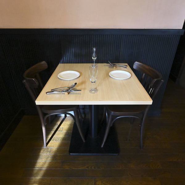 お一人様でのランチや、大切な友人との語らい、さらにはデート利用にもぴったりなテーブル席を完備しています。落ち着いた雰囲気の店内は、ゆったりと過ごせるのが魅力的◎少人数でのご利用に最適なレイアウトとなっております。美味しい料理を囲みながら、至福のひとときをお過ごしください。