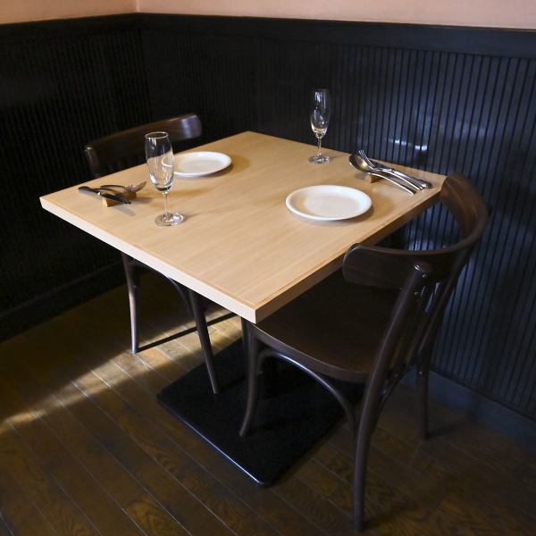 テーブル席は、落ち着いたプライベート感を大切にした設計です。周囲との程よい距離があり、デートや親しい方との会話を楽しむのに最適！コンパクトながら、長時間過ごしても居心地の良い空間となっております。友人との集まりはもちろん、ご家族でのお食事、グループでのご利用にもおすすめです。