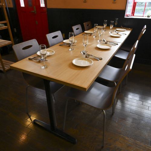 コンパクトながら、長時間過ごしても居心地の良い空間となっております。貸切などのご相談もお気軽にお待ちしております。