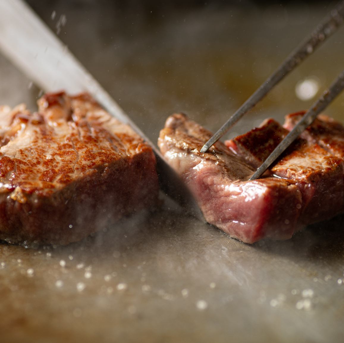 鉄板でジューシーに焼き上げられたお肉は絶品!