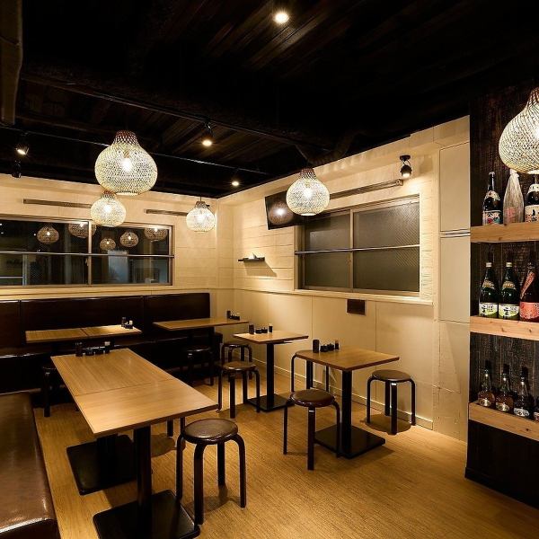 【最大30名様！2階でプライベート宴会】赤羽駅から徒歩3分の好立地！2階フロアを貸し切れば、周囲を気にせずプライベートな宴会が可能です◎ソファ席を含め最大30名様まで対応。白壁の明るく清潔感ある空間で、会社宴会、歓迎会・送別会、同窓会など、一体感を大切にしたい集まりに最適です！！