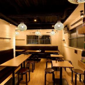 【2階テーブル席：2～6名様】テーブルを結合して様々な人数にも対応可能！1階とはまた雰囲気が異なり、白い壁と明るい照明の温かみのある空間。木のぬくもりあるインテリアのほか、ゆったり座れるベンチソファをご用意しております。隣のテーブルとも距離があるので、グループでゆったりお酒と料理を楽しめます。