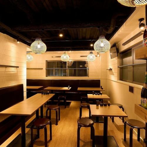 【2階テーブル席：2～6名様】テーブルを結合して様々な人数にも対応可能！1階とはまた雰囲気が異なり、白い壁と明るい照明の温かみのある空間。木のぬくもりあるインテリアのほか、ゆったり座れるベンチソファをご用意しております。隣のテーブルとも距離があるので、グループでゆったりお酒と料理を楽しめます。