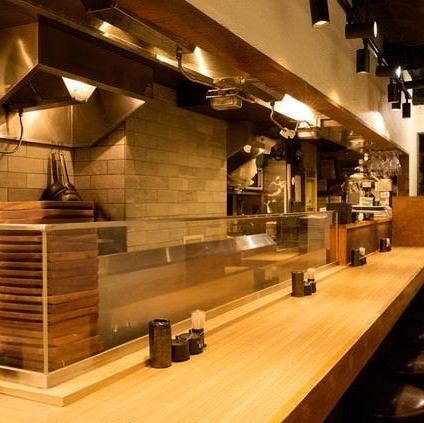 【1階カウンター席：1名様～】店長おすすめ！豪快な調理の臨場感と会話を楽しむ。お一人様からでも気軽にふらっと入りやすい温かな雰囲気づくりを大切にしています。入店してすぐのカウンター席は、豚巻き野菜串・鉄板焼きを目の前で焼き上げるライブ感を堪能できる特等席。肉の香りや熱気を感じながらお酒を満喫できます。