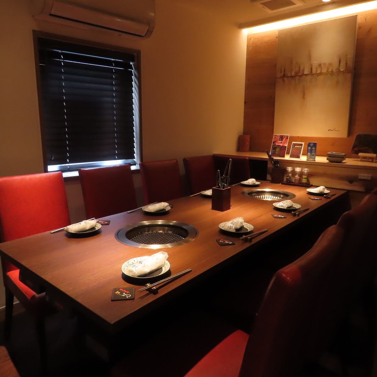完全個室ありの焼肉店。もちろん無煙ロースター完備です。