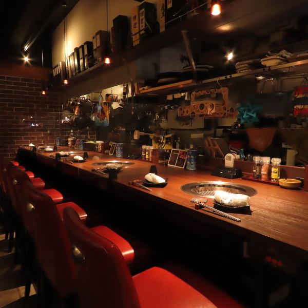 【全席喫煙可】落ち着いた雰囲気の店内です。広々としたソファ席をはじめ、全席ゆったりとおくつろぎいただけるお席となっております。お仕事帰りのひとときにも。ご家族連れはもちろん、デートやお仲間とのお食事にもぴったりです♪