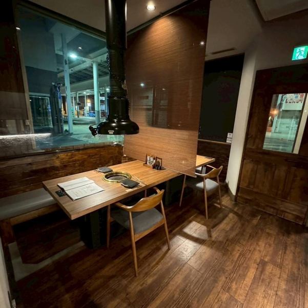 【ゆったり広々なテーブル席】明るい店内にはテーブル席が全5卓あり、落ち着いた雰囲気で気軽に楽しめます。会社帰りの飲み会や女子会、デートにぴったりで、3名掛け2つ、4～5名掛け3つの席をご用意。鮮度抜群の上質な焼肉をぜひご堪能ください！