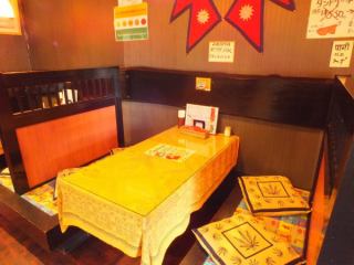異国情緒をたっぷり感じる店内。料理と一緒に外国に来た気分も味わえる。スタッフは英語対応もOK。