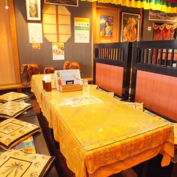 【テーブル席クッションあり】異国情緒をたっぷり感じる店内。料理と一緒に外国に来た気分も味わえます。