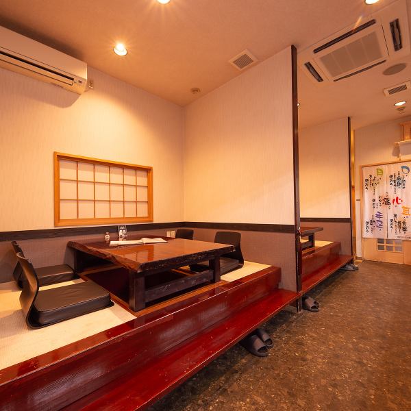 3階には完全個室を完備し、6名様用が3部屋、8名様用が1部屋ございます。和風で落ち着いた雰囲気は、隠れ家的な雰囲気でプライベートな時間を過ごせます。女性客にも人気の空間づくりを心掛けています。