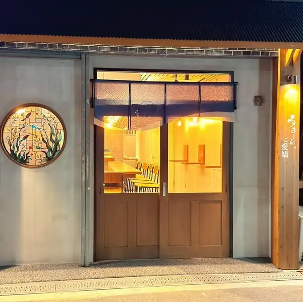 大正駅から徒歩圏内の便利な立地に位置しながら、都会の喧騒を忘れさせる落ち着いた雰囲気が広がっています。清潔感のあるスタイリッシュな空間は、大人のデートやおもてなしの席にもぴったり。最大27名様の宴会や貸切のご利用にもご対応可能です。大切な方々と一緒に、特別なひとときを存分にお楽しみください。