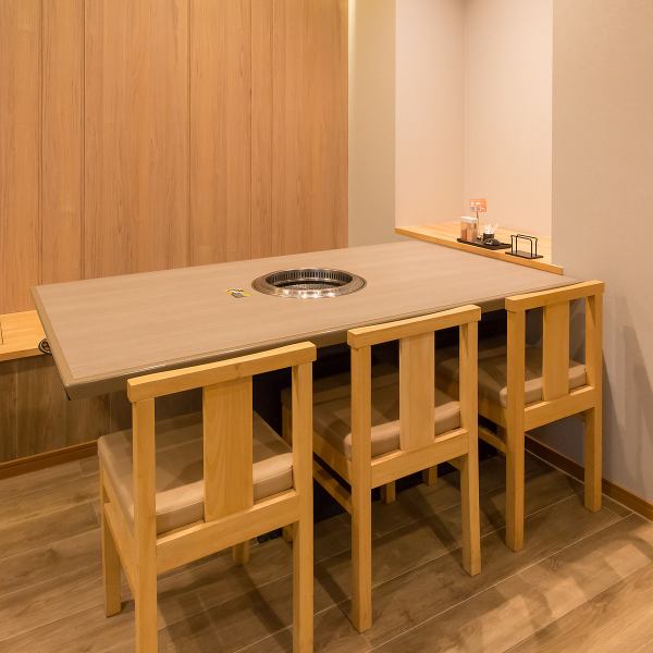 デート、宴会までゆったりとお使いいただける広いお席をご用意しております！