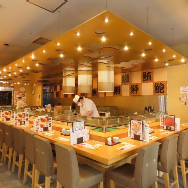 やはり寿司屋に来たらカウンター席がおすすめ！目の前で繰り広げられる職人の華麗な手さばきは、まさに圧巻です。活気溢れる板前さんとのコミュニケーションを楽しめます♪その日のおすすめを聞きながら、一貫ずつ丁寧に握られるお寿司を最高の状態で味わえます。お一人様でのご利用や、カップルでのデートにも最適です。