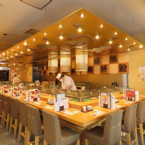 <p>やはり寿司屋に来たらカウンター席がおすすめ！目の前で繰り広げられる職人の華麗な手さばきは、まさに圧巻です。活気溢れる板前さんとのコミュニケーションを楽しめます♪その日のおすすめを聞きながら、一貫ずつ丁寧に握られるお寿司を最高の状態で味わえます。お一人様でのご利用や、カップルでのデートにも最適です。</p>
