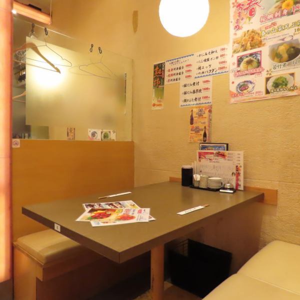 テーブル席はゆったりと広々とした造りになっており、落ち着いてお寿司を堪能できますよ。ご家族での団らんや、ご友人とのお食事にもぴったりのスペースでございます◎周囲を気にせずリラックスして過ごせるので、会話も弾みます。築地の賑わいを感じながらも、お席では静かに美味しいお寿司と向き合えます。
