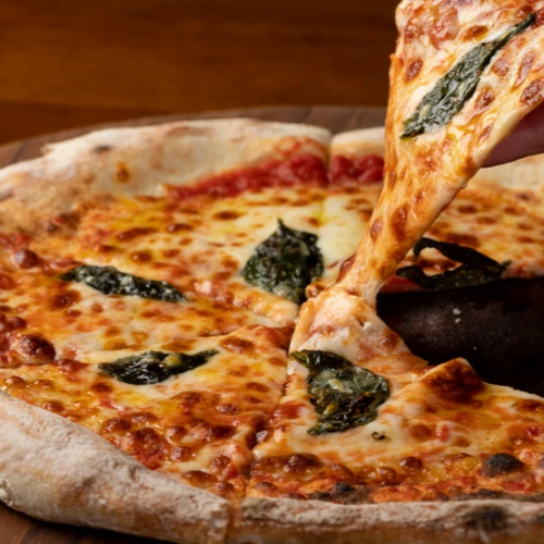 The specialty pizza baked in the in-store pizza oven is a must-try ◎