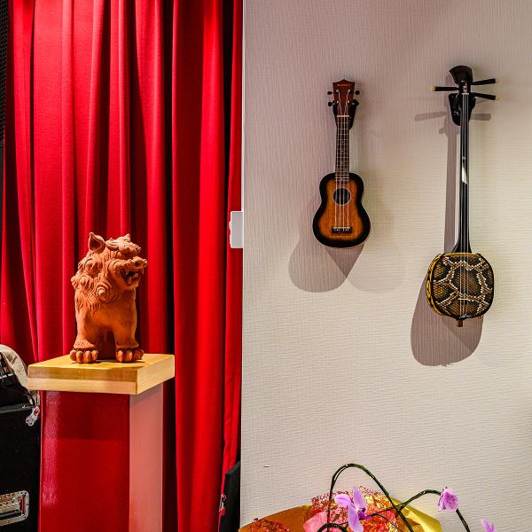 圧巻の島唄LIVEは1日3ステージ!最大50名様で貸切も可能。沖縄の夜を、食べて飲んで、唄って、踊って、存分にお楽しみください♪