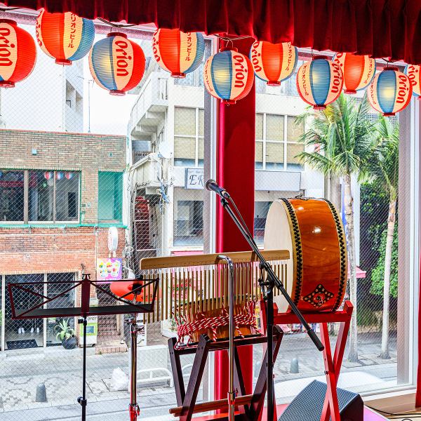 太鼓の鼓動が街に響き、提灯の灯りがリズムを刻む。マイクが呼ぶのは、あなたの声と熱気。ここから始まる、音と心が一体になるライブステージ!