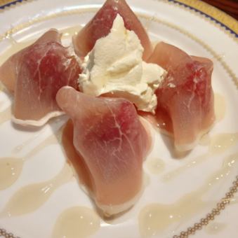 苺と生ハムとクリームチーズ　蜂蜜がけ