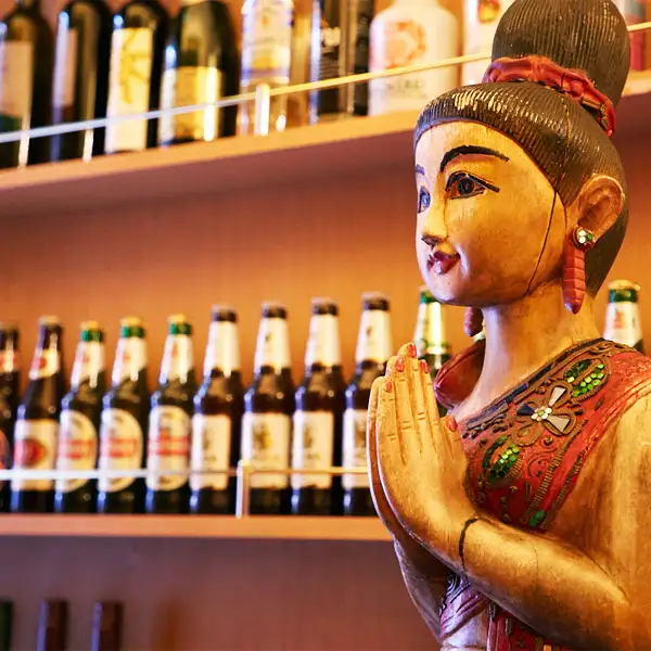 異国感のある店内では種類豊富なお酒と本格インド料理を用意しております。貸切パーティーや会社宴会にもぴったり♪