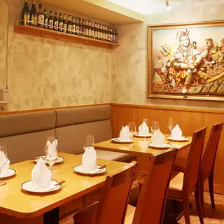 空間にゆとりある店内でお食事が楽しめます