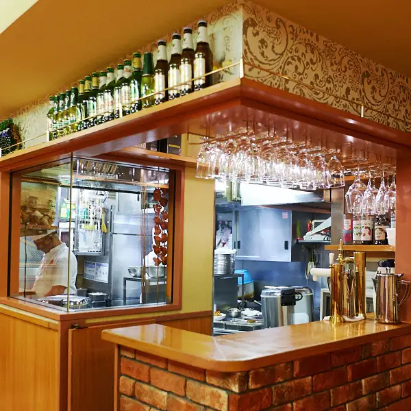 店名にある"ディップ(Dip)"はヒンディー語でろうそくの灯火を意味し、優しい明かりに包まれた多くの人が集う場所でありたい、との思いが込められています。異国情緒溢れる非日常空間で、上質な雰囲気をお楽しみください。店舗により空間デザインが異なりますので、用途に合わせてお選びください。