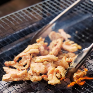 [Grilled food] Charcoal-grilled chicken thighs