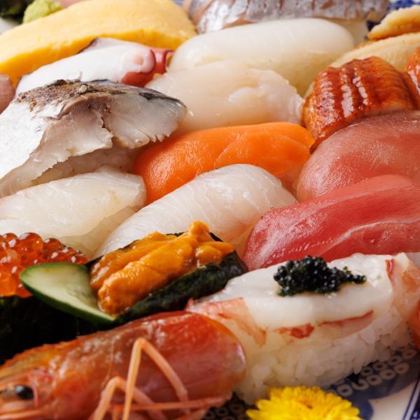 【名物！１００円寿司】マグロやサーモン等の定番ネタから、雲丹やいくら、赤海老キャビアのせまでご用意♪