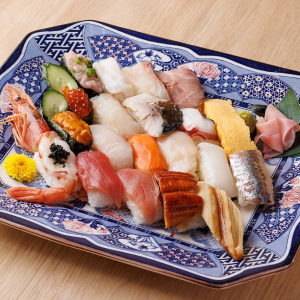 【名物！１００円寿司】マグロやサーモン等の定番ネタから、雲丹やいくら、赤海老キャビアのせまでご用意♪
