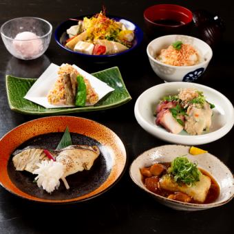 [享受我们的特色菜肴♪] 月彩虹套餐，包括豆腐皮、小菜、鲭鱼西京烧和著名的萝卜麻糬等8种菜肴