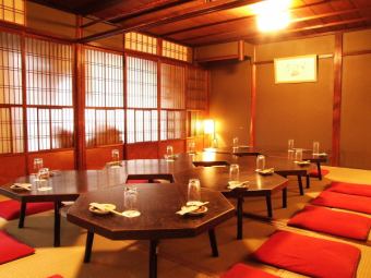 The tatami room can be used as a private room from 8 people.