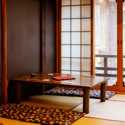 花街の風情を感じる二階席