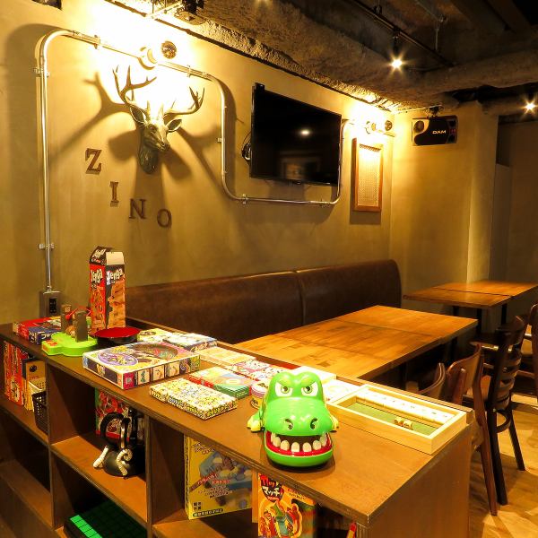“ZINO神田店”从神田站步行1分钟，营业至凌晨5:00，是即使赶不上末班车也能轻松光顾的娱乐酒吧。非常适合打发时间在开会之前，或者在购物时找点乐子。