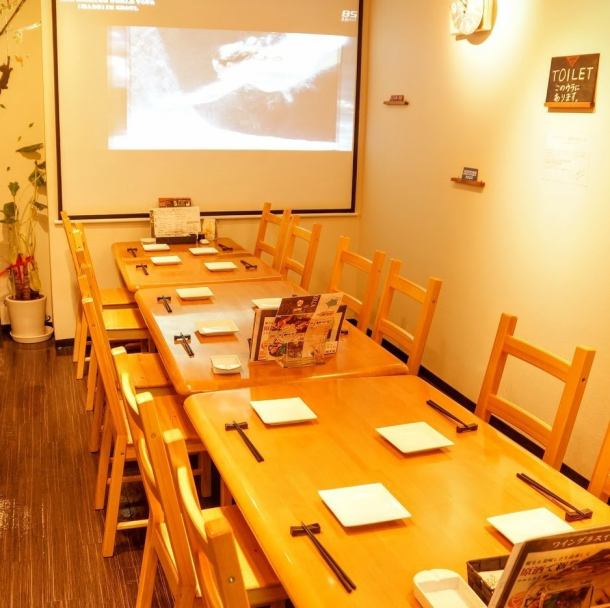 Up to 24 people can be attached by attaching table seats! For banquets with a large number of people ◎ Equipped with a projector, it can be used for various banquets and events.