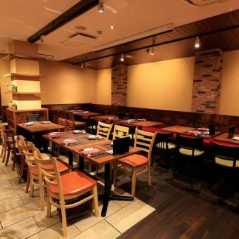 We have spacious table seats that can be used by 2 people to various numbers of people.Basically, it is a seat for 4 people, but depending on the case, it is possible to move the seat.Please feel free to contact us ♪