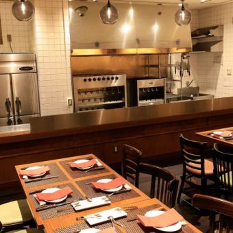 広々としたワンフロアの店内です！オープンキッチンのため、お席によっては焼きたてのお肉が間近で見えるかも？