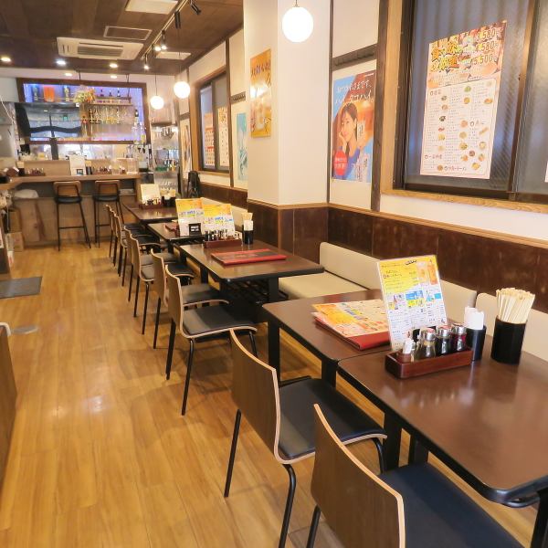 スタッフが明るい声と笑顔でおもてなしします！初めて来た方でもすぐに馴染める親しみある空間♪クーポンのご利用かつアルコール注文で新規の方におつまみ品一品プレゼント！新しいお店ですが温かみのある照明で、食事とともに雰囲気もお楽しみいただけます。