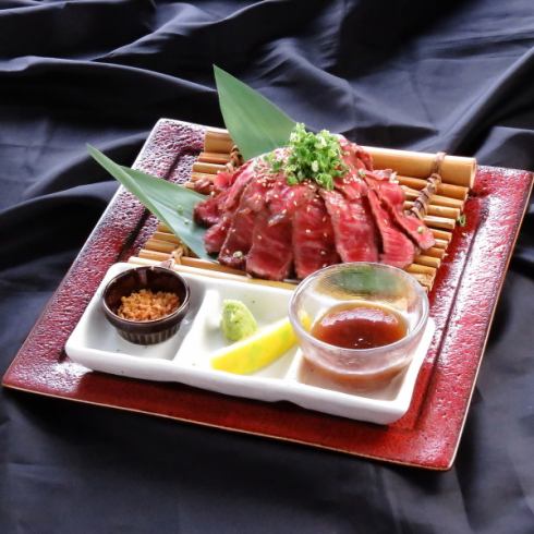Delicious item ◎A must order for the extremely soft [Japanese beef tataki tower] that melts the moment you put it in your mouth.