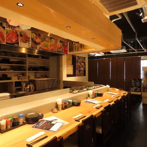 Counter seats where you can enjoy robatayaki right in front of you have a lively feel.