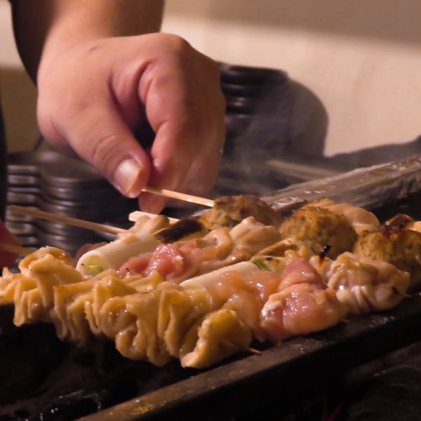 Carefully and carefully grilled over charcoal! The luxurious kushiyaki made with Tsukuba Takumi chicken, which is squeezed on the day with outstanding freshness, starts at 176 yen (tax included).